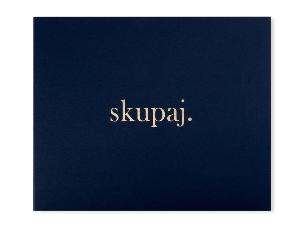 2_Temno_moder_album_skupaj_studio_4x3
