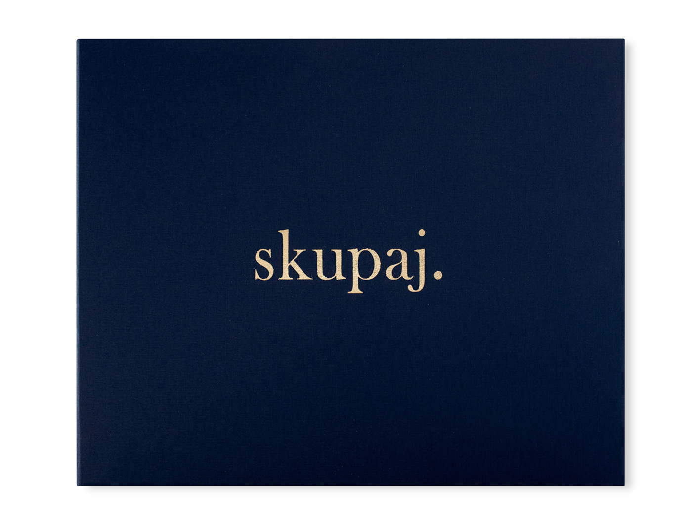 2_Temno_moder_album_skupaj_studio_4x3