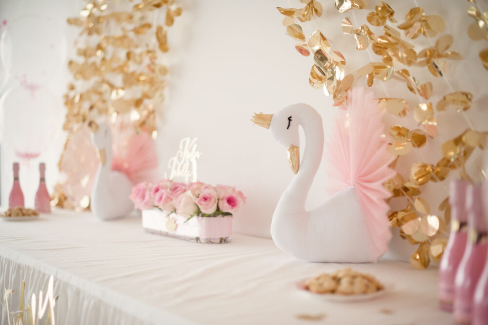 Dekoracija na zabavi za baby shower v nežnih roza barvah.
