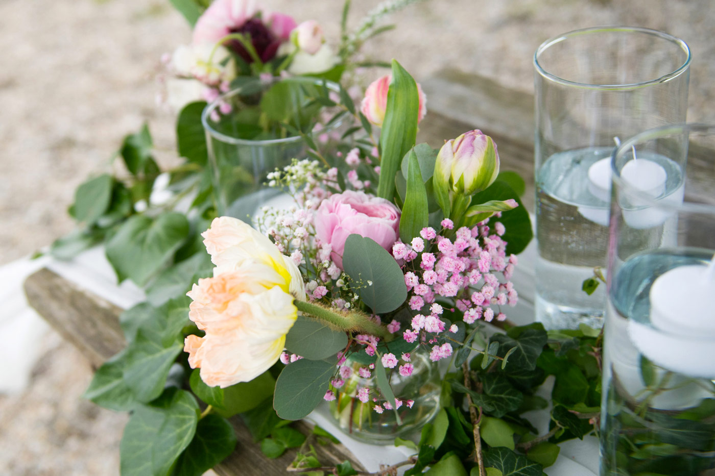 dojenčkov_dnevnik_zate_baby_shower_v_naravi Dekoracija na zabavi baby shower v naravi z naravno dekoracijo, cvetličnimi aranžmaji in naravno svetlobo.