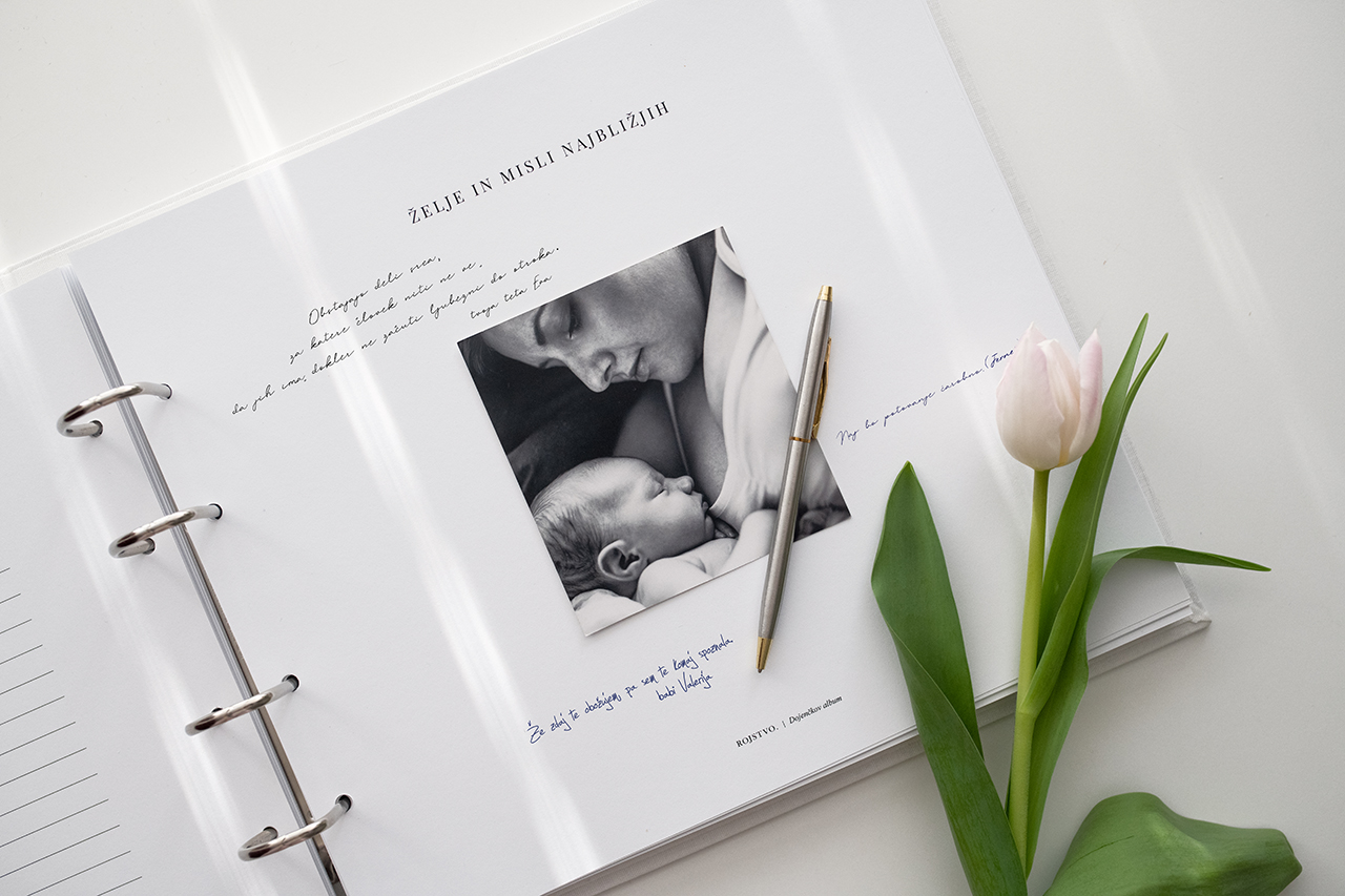 dojenčkov_dnevnik_misli_pom Dojenčkov dnevnik in album odprt na strani z željami in mislimi najbližjih, primeren za darilo za zabave baby shower.