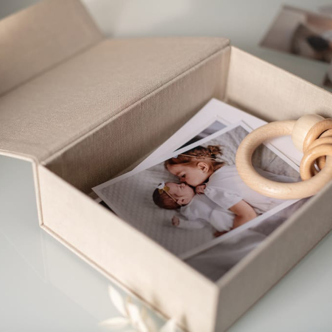 škatla_za_hrambo_fotografij_in_ostalih_spominov_novorojenčka