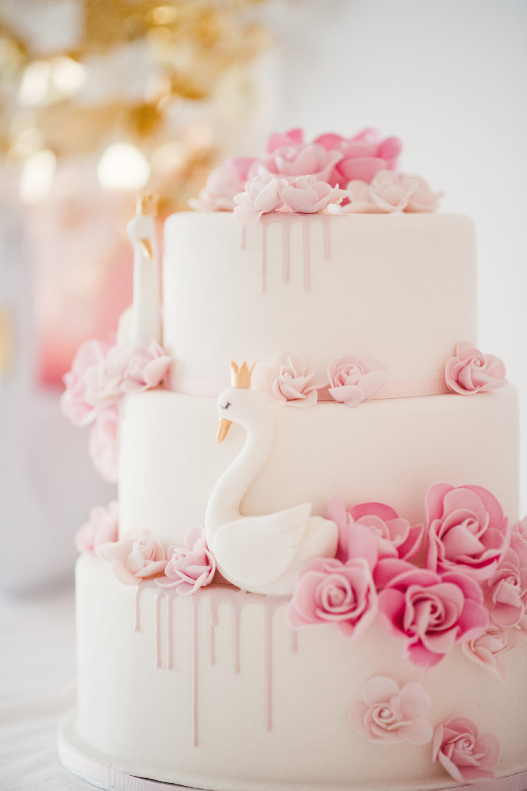tortica_za_baby_shower Eleganten torta, okrašena z rožami in nežnimi pastelno obarvanimi detajli, primerna za praznovanje zabave babyshower.