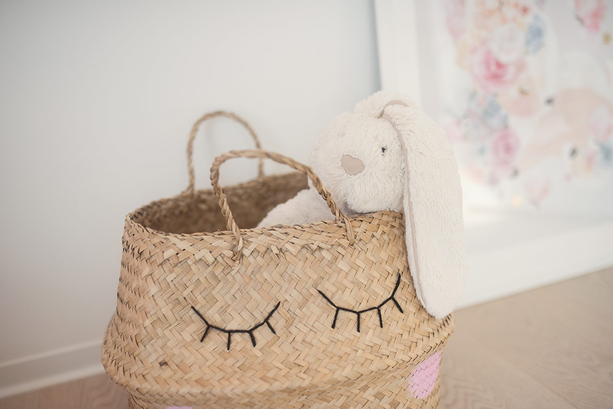 unikatna_darila_za_baby_shower_prva_igraca Prva igračka za dojenčka - plišasti zajček, kot unikatno darilo za baby shower