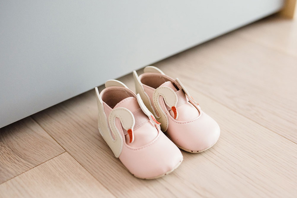 unikatna_darila_za_baby_shower_prvi_ceveljci Roza personalizirani čevljčki za dojenčka, kot darilo za baby shower